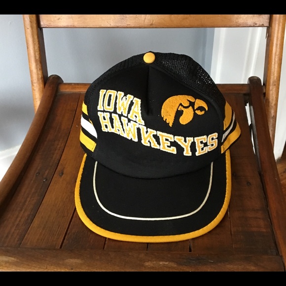 Other - Vintage Iowa Hawkeyes SnapBack hat cap Trucker
